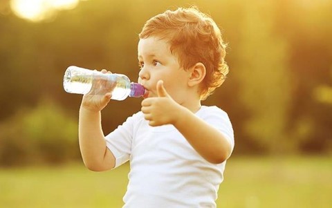 Cho trẻ uống bao nhiêu nước mỗi ngày là đủ?