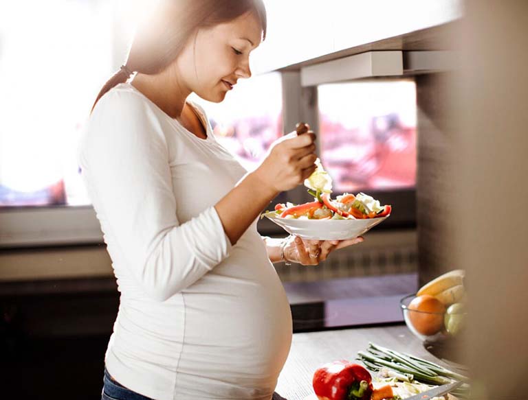 Bác sĩ sản khoa khuyên các bà bầu nên ăn uống bình thường nhưng có 1 điều quan trọng cần tăng cường trong bữa ăn
