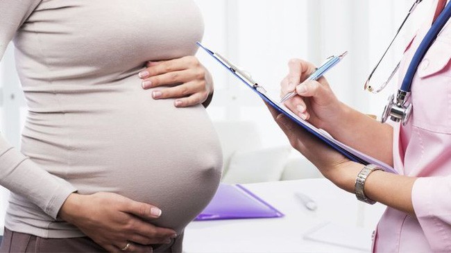 Bác sĩ chọc xuyên bụng mẹ bầu để chữa bệnh cho thai nhi và câu chuyện đằng sau cảm động gấp trăm lần