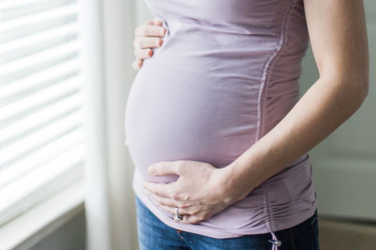 Phân biệt rò rỉ nước ối và són tiểu, mẹ bầu cần nắm rõ để đảm bảo sức khỏe thai nhi