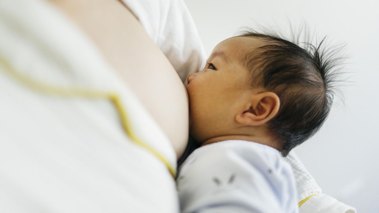 Cho trẻ sơ sinh bú sữa mẹ: Hướng dẫn cho bạn về tuần đầu tiên nuôi con bằng sữa mẹ