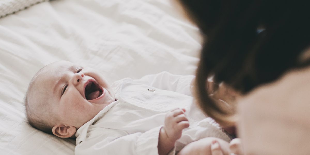 Giúp trẻ 6 tháng tuổi phát triển: Mẹo + hoạt động