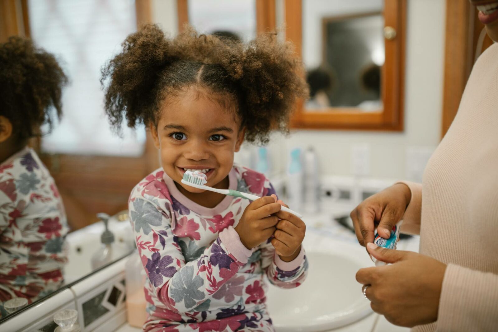 Bà mụ và Cuộc sống – Hướng dẫn Toàn diện về Chăm sóc Răng và Kẹo cao su cho Trẻ em: Cách Giữ cho Chúng Khỏe mạnh & Sáng