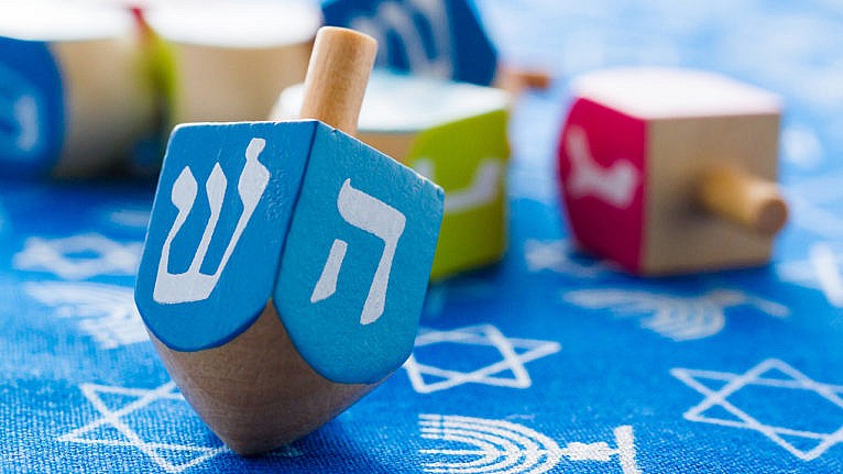 Cách chơi dreidel tại Hanukkah