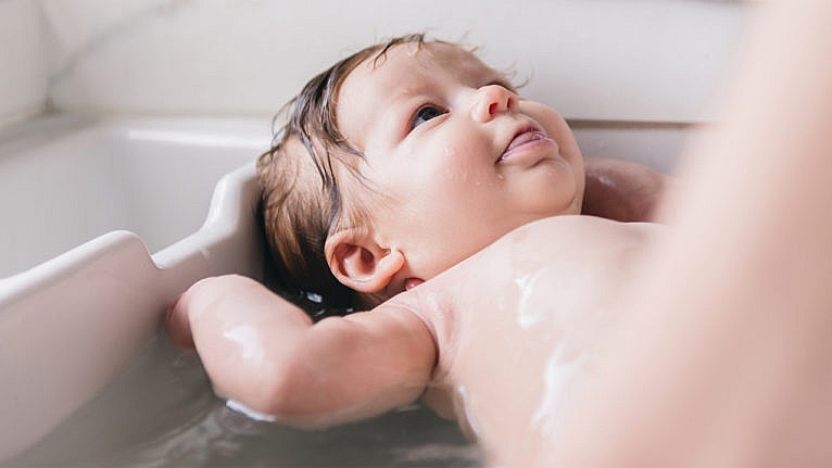 5 mẹo khi tắm để bảo vệ làn da của bé trong mùa đông này