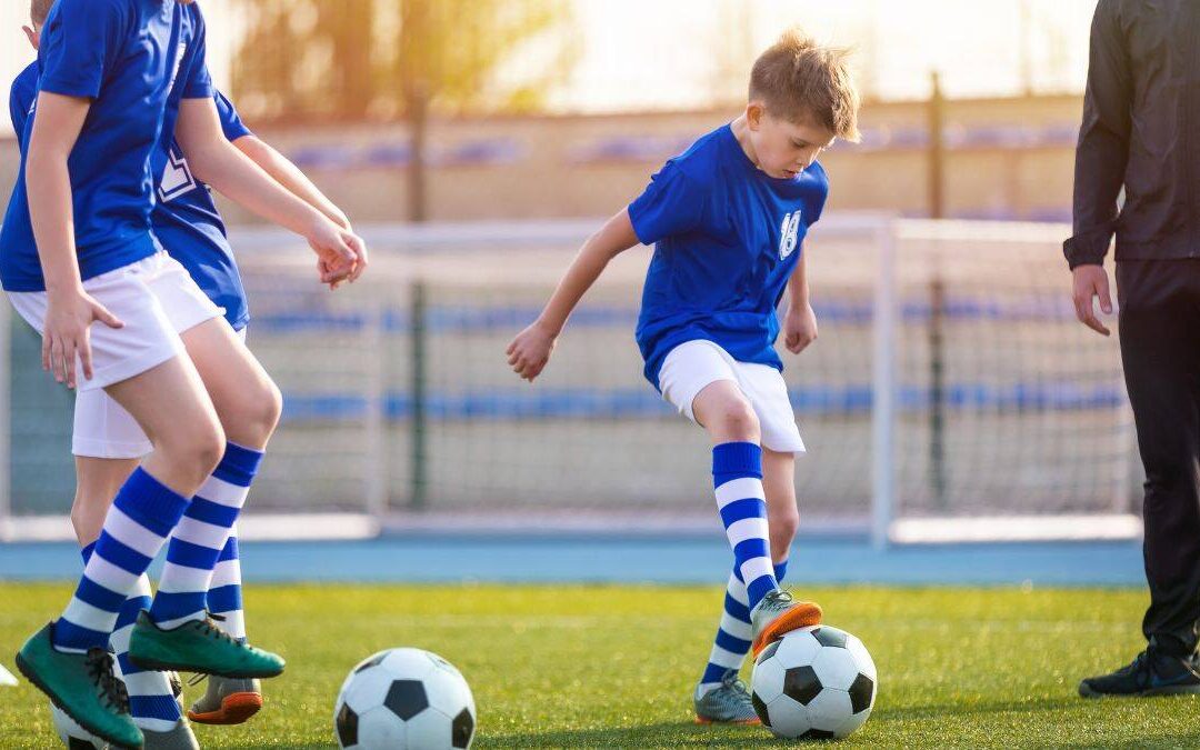 Cân bằng giữa thể thao và học tập: Lời khuyên dành cho vận động viên học sinh (và phụ huynh của các em)